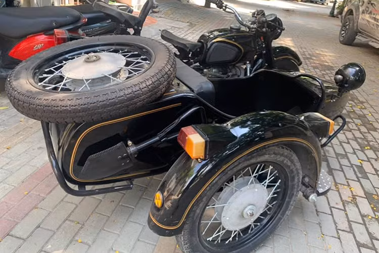 Chiếc Ural trong bài viết này của một người chơi tại Hà Nội, xe xuất xưởng đời 2005 là dòng xe Ural Patrol, được trang bị động cơ 745cc 4 thì(4-stroke) cho công xuất tối đa lên tới 41Hp và đạt tốc độ tối đa lên tới 120km/h.