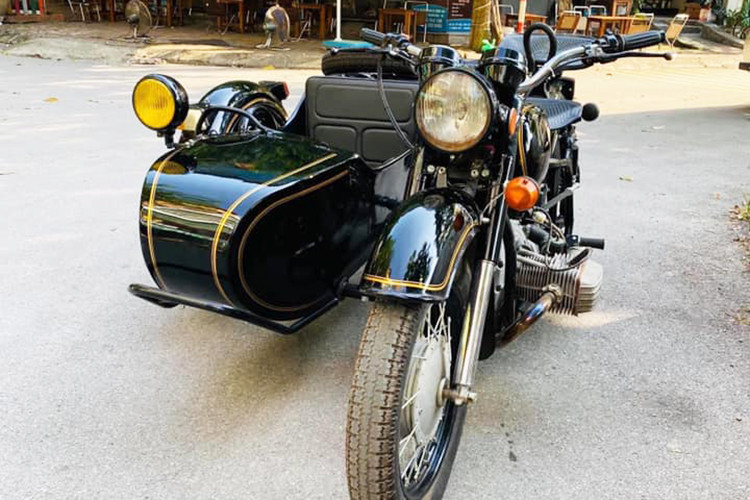 Trên thế giới cũng như ở Việt Nam, số người chơi loại xe này không nhiều, bởi tìm mua được một chiếc sidecar không phải là chuyện đơn giản, có tiền là mua được như môtô phân khối lớn đời mới - nhưng với xe 3 bánh Sidecar, để sở hữu và có được nó để lăn bánh trên đường cũng là cả một quá trình...