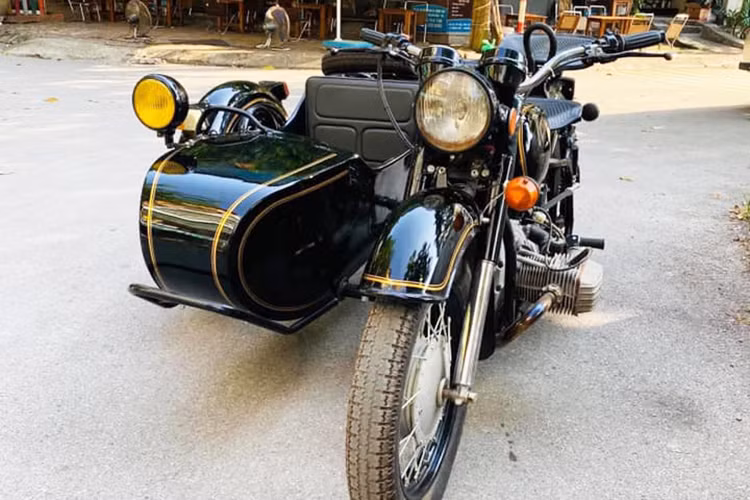 Trên thế giới cũng như ở Việt Nam, số người chơi loại xe này không nhiều, bởi tìm mua được một chiếc sidecar không phải là chuyện đơn giản, có tiền là mua được như môtô phân khối lớn đời mới - nhưng với xe 3 bánh Sidecar, để sở hữu và có được nó để lăn bánh trên đường cũng là cả một quá trình...