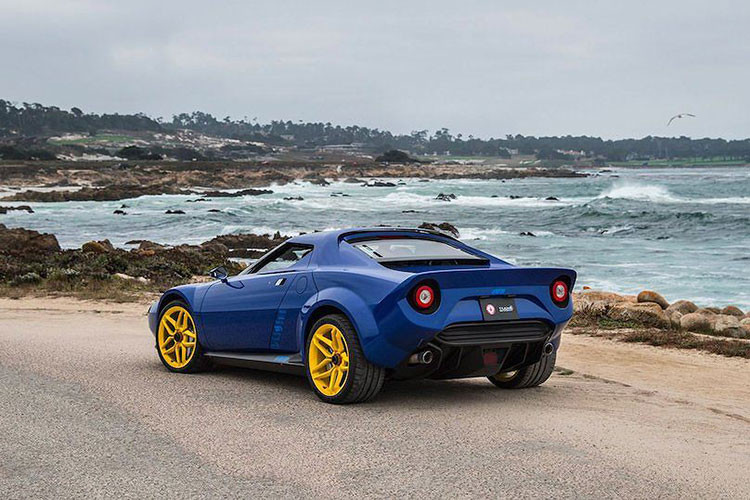 Do dựa trên cơ sở của siêu xe Ferrari 430 Scuderia, chiếc xe này cũng được trang bị động cơ V8 với công suất tối đa 540 mã lực và mô-men xoắn cực đại 519Nm. Tuy nhiên, điểm đặc biệt của New Stratos đó là động cơ này được nối với hộp số sàn.