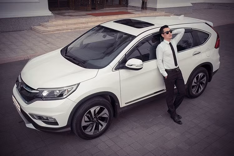 Một mẫu xe lâu đời nhất trong phân khúc này là Honda CR-V gần đây cũng đang hạ giá khá mạnh. Cụ thể, theo chính Honda Việt Nam, các phiên bản khác nhau của CR-V sẽ được ưu đãi từ 100-150 triệu trong tháng 6 này. Cụ thể CR-V 2,4 AT cơ bản có mức ưu đãi cao nhất 150 triệu giúp xe giao dịch ở mức giá hấp dẫn 1,008 tỷ đồng còn phiên bản cao cấp hơn được ưu đãi 120 triệu và giao dịch ở mức giá 1,058 tỷ đồng.