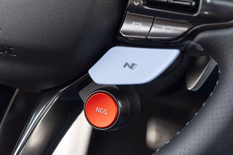 Ngoài ra, mẫu xe sedan thể thao Hyundai Elantra N 2023 có tùy chọn có cả số sàn và tự động. Nếu khách hàng thích tiện lợi có thể chọn hộp số ly hợp kép 8 cấp hoặc số sàn 6 cấp.