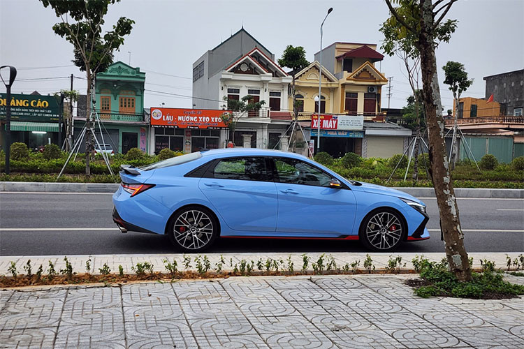 Xe có phần đuôi khác biệt hoàn toàn với Elantra N-Line 2022, với cánh gió đuôi cỡ lớn gắn cố định trên cao, mang đến tính thẩm mỹ cho xe. Đồng thời, xe có dải đèn LED nối liền và kéo dài sang hai bên, tạo hình chữ H, trở thành điểm nhấn độc đáo như một logo di động kích cỡ lớn.