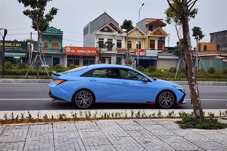 Xe có phần đuôi khác biệt hoàn toàn với Elantra N-Line 2022, với cánh gió đuôi cỡ lớn gắn cố định trên cao, mang đến tính thẩm mỹ cho xe. Đồng thời, xe có dải đèn LED nối liền và kéo dài sang hai bên, tạo hình chữ H, trở thành điểm nhấn độc đáo như một logo di động kích cỡ lớn.