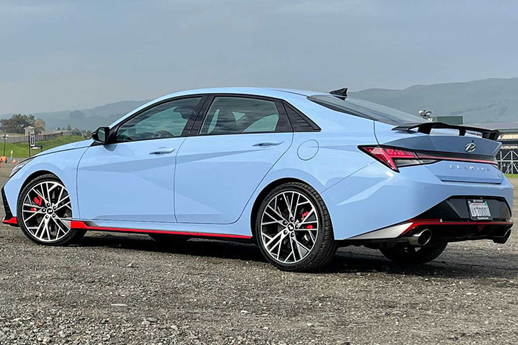 Hệ thống treo của xe có thể điều chỉnh điện tử hoạt động cùng với ống lót tay đòn kép để tối ưu hóa việc xử lý, đồng thời giảm thiểu tiếng ồn và độ rung, mang đến một khoang cabin êm ái và thoải mái hơn cho người dùng. Hệ thống phanh được cung cấp với các đĩa phanh 14,1 inch với các miếng đệm bằng vật liệu chịu ma sát cao...