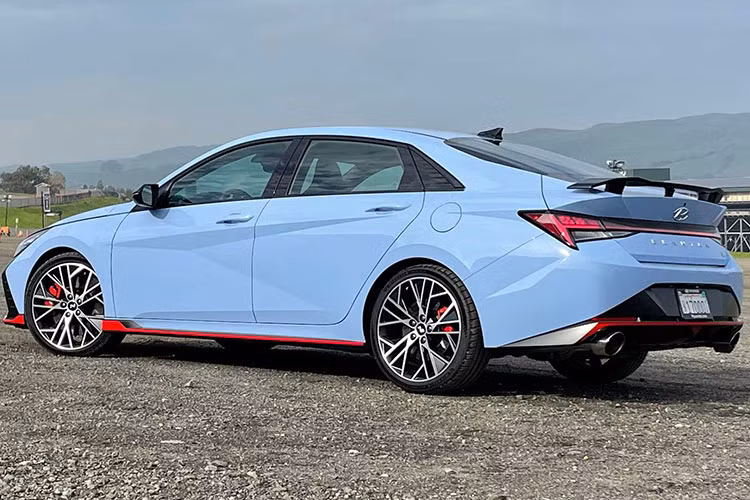 Hệ thống treo của xe có thể điều chỉnh điện tử hoạt động cùng với ống lót tay đòn kép để tối ưu hóa việc xử lý, đồng thời giảm thiểu tiếng ồn và độ rung, mang đến một khoang cabin êm ái và thoải mái hơn cho người dùng. Hệ thống phanh được cung cấp với các đĩa phanh 14,1 inch với các miếng đệm bằng vật liệu chịu ma sát cao...