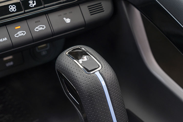 Mẫu xe sedan thể thao Hyundai Elantra N 2023 cũng được cung cấp hệ thống launch control và các chế độ N Grin Shift, N Power Shift và N Track Sense Shift như các mẫu Hyundai N khác.