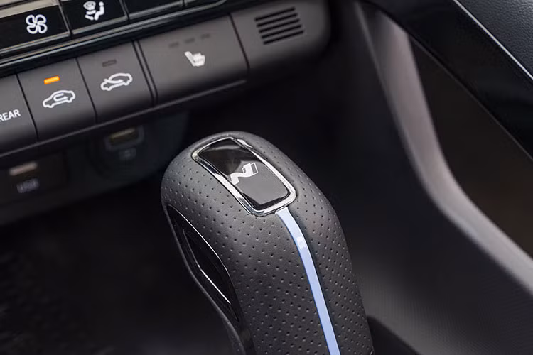 Mẫu xe sedan thể thao Hyundai Elantra N 2023 cũng được cung cấp hệ thống launch control và các chế độ N Grin Shift, N Power Shift và N Track Sense Shift như các mẫu Hyundai N khác.