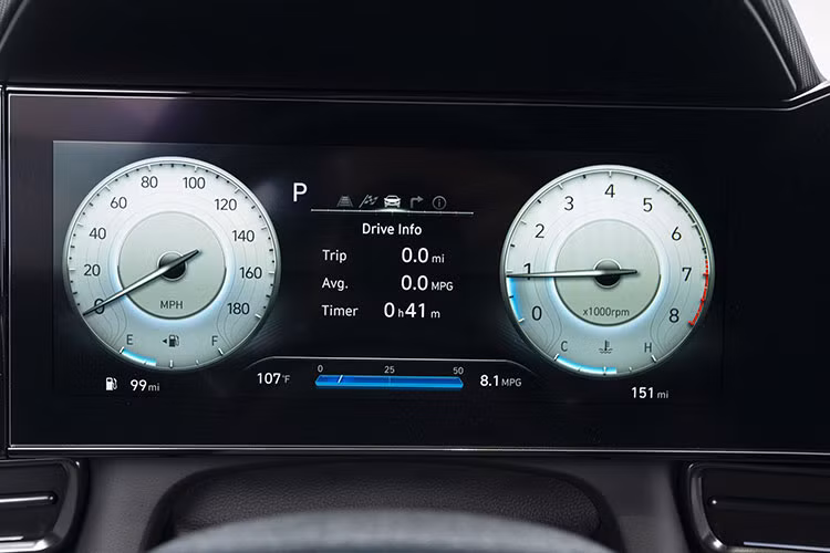 Cung cấp sức mạnh cho Hyundai Elantra N 2023 là khối động cơ 4 xi-lanh, dung tích 2.0 lít, tăng áp quen thuộc của Hyundai nhưng đã được tinh chỉnh lại nhằm giúp xe sản sinh công suất tối đa 276 mã lực, tăng 74 mã lực và mô-men xoắn cực đại 392 Nm.