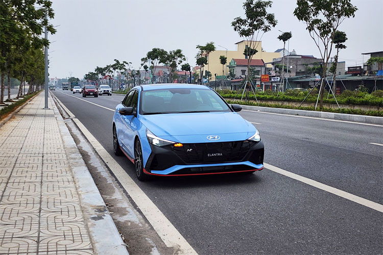 Ở phiên bản Hyundai Elantra N thế hệ thứ 7 này, xe có bộ khuếch tán gió thể thao màu đen và 2 ống xả được thiết kế dạng tròn, cỡ lớn, đặt ở 2 bên, mang đến âm thanh mạnh mẽ, đã tai xứng đáng với tên gọi “xe đua đường phố”.