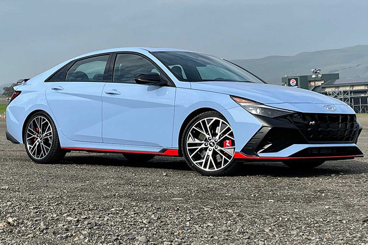 Mức giá xe Hyundai Elantra N 2023 tại Việt Nam chưa được công bố chính thức. Nếu được bán ra thị trường trong nước, chiếc xe thể thao này sẽ phải đối đầu với Honda Civic Type R 2023 có giá khoảng 2,4 tỉ đồng và Subaru WRX giá 1,999 tỉ đồng.