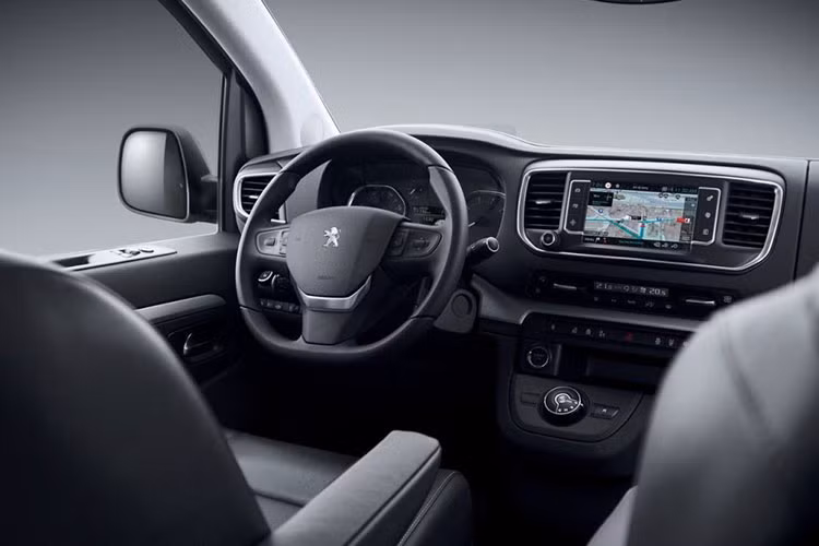 Bên trong, xe sở hữu chất liệu bọc da cao cấp, vô lăng tích hợp các nút điều khiển và màn hình hiển thị kính lái HUD. Ở khu vực trung tâm là màn hình giải trí kích cỡ 7 inch, hỗ trợ Apple CarPlay và Android Auto, điều hòa tự động, cửa sổ trời dạng kép đặt dọc hay cần số kiểu truyền thống được thay thế sang kiểu núm xoay.