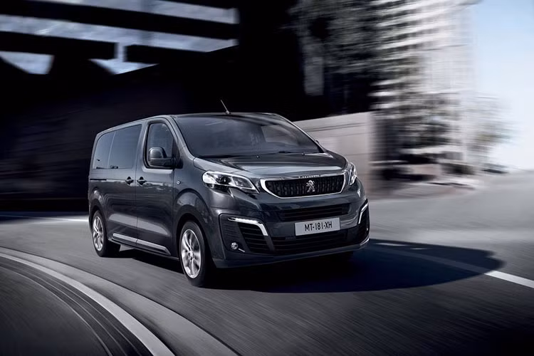 Nếu giá xe Peugeot Traveller mới khoảng 1,6 tỷ như dự kiến, chắc chắn nó sẽ tạo khoảng cách lớn so với Kia Sedona, từ đó bớt "dẫm chân" lên nhau.
