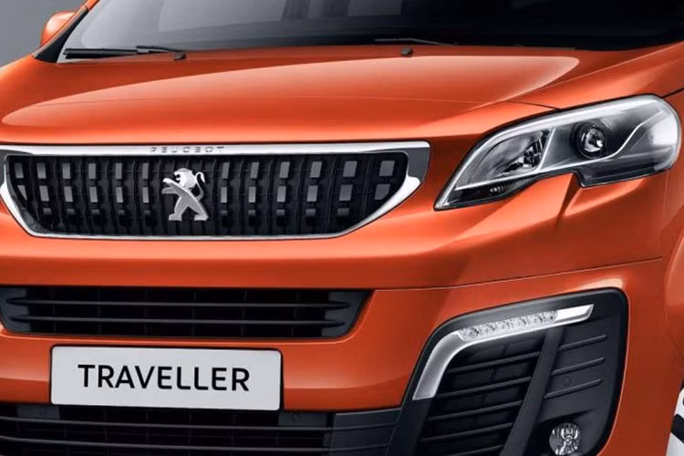 Khác với các dòng sản phẩm hiện đang được phân phối của hãng, mẫu MPV 7 chỗ Peugeot Traveller sở hữu thiết kế không mấy trẻ trung mà hướng tới sự nghiêm túc, đúng như những gì mà một thương nhân mong muốn khi cần một phương tiện di chuyển để đi gặp gỡ khách hàng, đối tác.