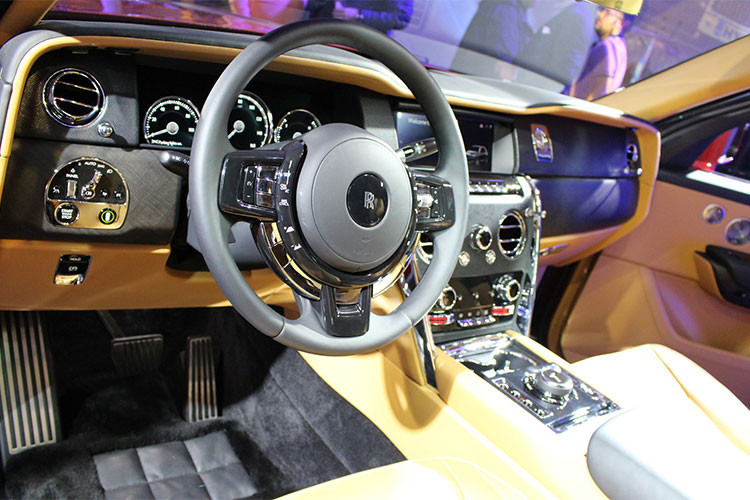 Như những xe siêu sang của Rolls-Royce khác, nội thất của Cullinan 2019 được trang bị nội thất khá ấn tượng ngay từ cái nhìn đầu tiên. Cụ thể, ghế lái của Rolls-Royce Cullinan 2019 có tính năng sưởi và thông khí để đảm bảo cảm giác thoải mái nhất cho người lái, bảng đồng hồ kỹ thuật số thế hệ mới nhất và vô lăng bọc da/ốp gỗ...