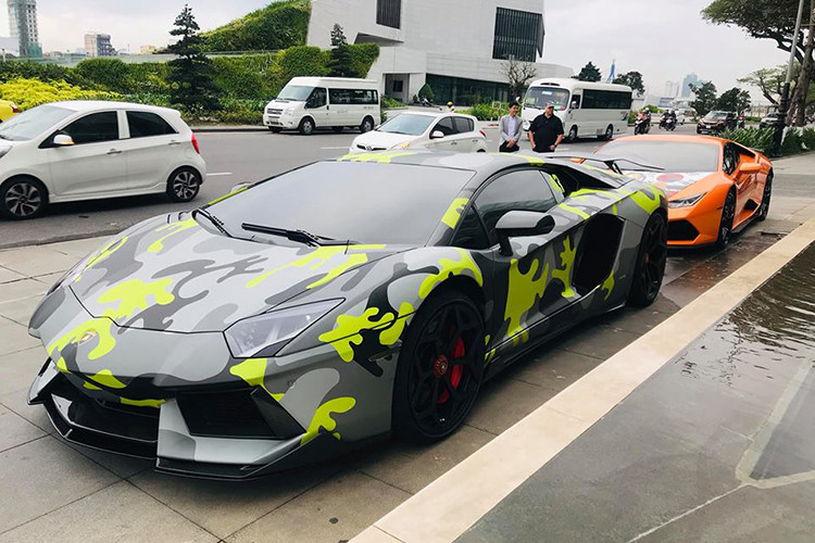 Ngay khi có mặt tại thành phố Đà Nẵng, chiếc siêu xe Lamborghini Aventador LP700-4 độ body kit Vorsteiner này đã đi cùng với một "người anh em" là siêu xe Lamborghini Huracan LP610-4 màu cam đeo biển san bằng tất cả của thành phố đáng sống nhất Việt Nam.