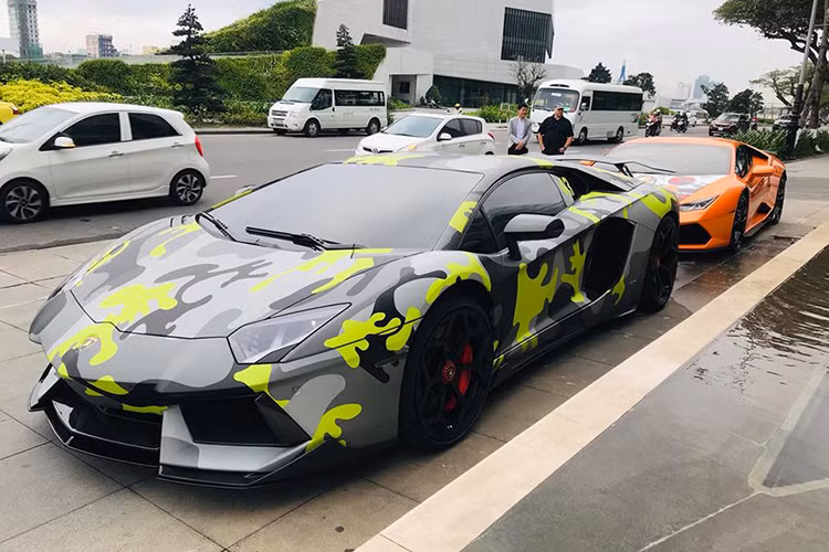 Ngay khi có mặt tại thành phố Đà Nẵng, chiếc siêu xe Lamborghini Aventador LP700-4 độ body kit Vorsteiner này đã đi cùng với một "người anh em" là siêu xe Lamborghini Huracan LP610-4 màu cam đeo biển san bằng tất cả của thành phố đáng sống nhất Việt Nam.