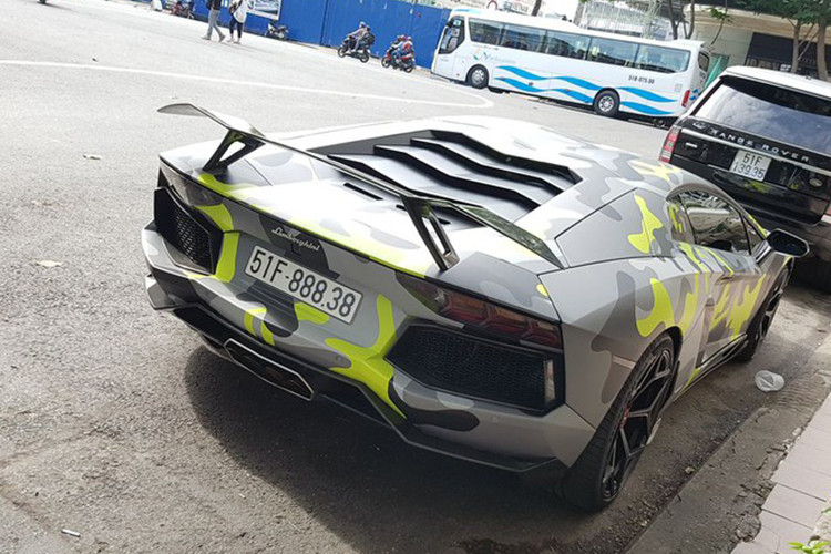 Theo thông tin ban đầu, có 2 lý do để chủ nhân chiếc giá siêu xe Lamborghini Aventador LP700-4 hơn 20 tỷ đồng độ body kit Vorsteiner lần đầu chuyển xe ra Đà Nẵng. Đầu tiên là để doanh nhân này có xe đi lại và tiếp 1 thành viên từ Gia Lai Team (dân chơi siêu xe Việt tại Mỹ) về nước chơi.