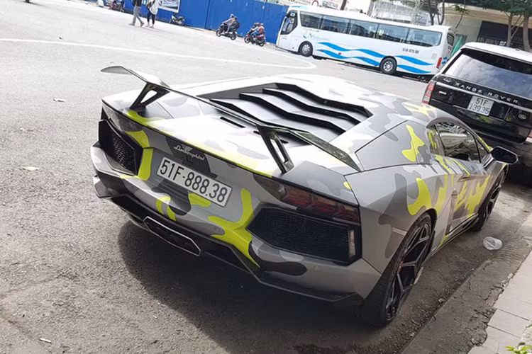 Theo thông tin ban đầu, có 2 lý do để chủ nhân chiếc giá siêu xe Lamborghini Aventador LP700-4 hơn 20 tỷ đồng độ body kit Vorsteiner lần đầu chuyển xe ra Đà Nẵng. Đầu tiên là để doanh nhân này có xe đi lại và tiếp 1 thành viên từ Gia Lai Team (dân chơi siêu xe Việt tại Mỹ) về nước chơi.