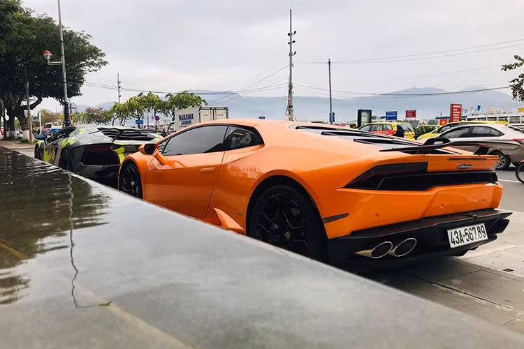 Lamborghini Aventador LP700-4 được trang bị động cơ V12, dung tích 6,5 lít, sản sinh công suất tối đa 700 mã lực và mô-men xoắn cực đại 690 Nm. Sức mạnh được truyền tới cả bốn bánh thông qua hộp số tự động 7 cấp ISR, nhờ đó, nó có thể tăng tốc từ vị trí đứng yên lên 100 km/h chỉ trong thời gian 2,9 giây trước khi đạt vận tốc tối đa 349 km/h.