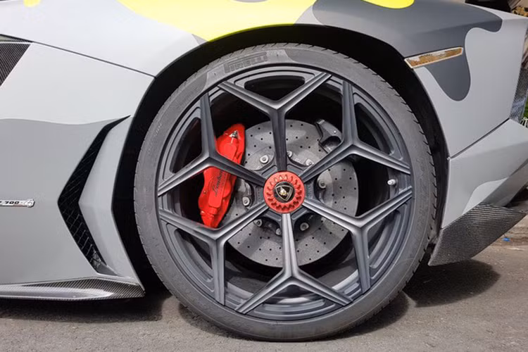 Trong đó, thành viên Gia Lai Team này đã điều khiển chiếc Lamborghini Huracan LP610-4 độ body kit mang tên Verona Edizione của hãng độ Vorsteiner cùng với siêu xe Lamborghini Aventador LP700-4 của doanh nhân sinh sống ở quận 2 vượt đèo Hải Vân.