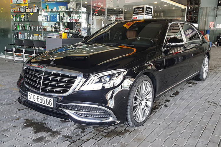 Mới đây, trên mạng xã hội lan truyền hình ảnh một chiếc xe siêu sang Mercedes-Maybach S450 4Matic màu đen bóng khi xuất hiện trên đường phố Sài Gòn đã gây choáng với những người đi đường cũng như cộng đồng mạng bởi sở hữu biển số đẹp hết nấc "ngũ quý" 6.