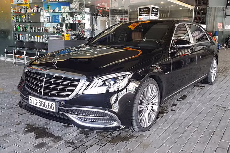 Mới đây, trên mạng xã hội lan truyền hình ảnh một chiếc xe siêu sang Mercedes-Maybach S450 4Matic màu đen bóng khi xuất hiện trên đường phố Sài Gòn đã gây choáng với những người đi đường cũng như cộng đồng mạng bởi sở hữu biển số đẹp hết nấc "ngũ quý" 6.