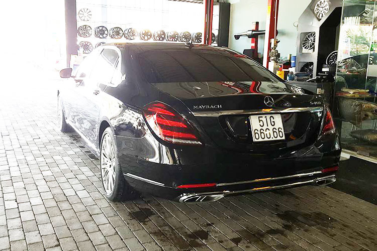 Ngoài biển kiểm soát "ngũ quý" 6 đắt giá, chiếc xe siêu sang Mercedes-Maybach S450 4Matic màu đen này có thiết kế tương tự như những chiếc xe sang chính hãng khác đang thuộc sở hữu của Phan Thành, em gái ca sĩ Lý Hải hay mới đây nhất là Diệp Lâm Anh đã tậu cho mình.