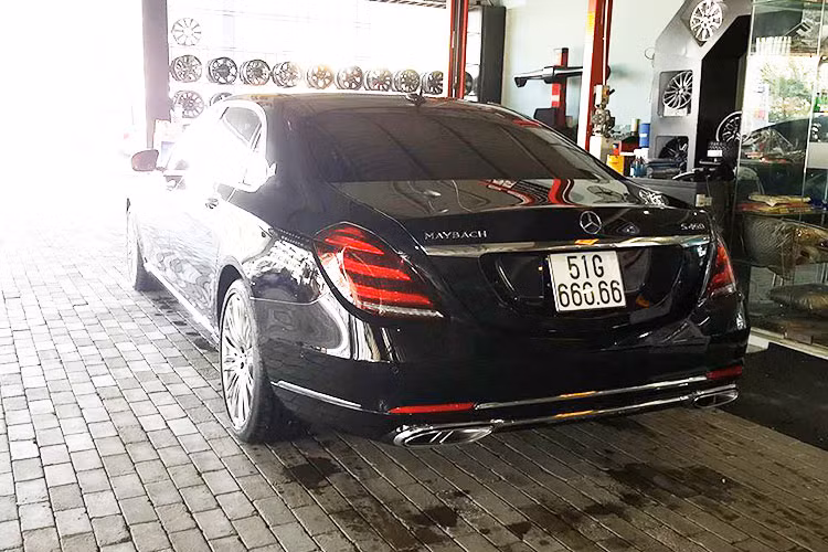 Ngoài biển kiểm soát "ngũ quý" 6 đắt giá, chiếc xe siêu sang Mercedes-Maybach S450 4Matic màu đen này có thiết kế tương tự như những chiếc xe sang chính hãng khác đang thuộc sở hữu của Phan Thành, em gái ca sĩ Lý Hải hay mới đây nhất là Diệp Lâm Anh đã tậu cho mình.