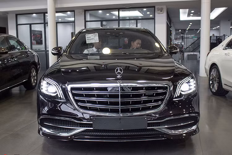 Mercedes-Benz công bố giá chính hãng dành cho phiên bản xe siêu sang Maybach S450 4Matic là 7,219 tỷ đồng. Trong giới chơi biển, số 6 tượng trưng cho lộc và may mắn, biển tứ hay ngũ 6 được cho sẽ mang đến toàn lộc quanh năm cho chủ nhân. Chính vì điều này mà một số doanh nhân Việt cố gắng tìm cách để sở hữu được chiếc biển toàn số 6 đẹp mắt.