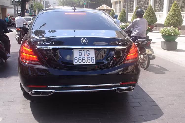 Chiếc xe siêu sang Mercedes-Maybach S450 4Matic 2018 biển "ngũ quý" 6 được trang bị động cơ xăng V6, tăng áp kép, dung tích 3.0 lít, sản sinh công suất tối đa 367 mã lực và mô-men xoắn cực đại 500 Nm. Sức mạnh của động cơ được truyền tới cả 4 bánh thông qua hộp số tự động 9 cấp.
