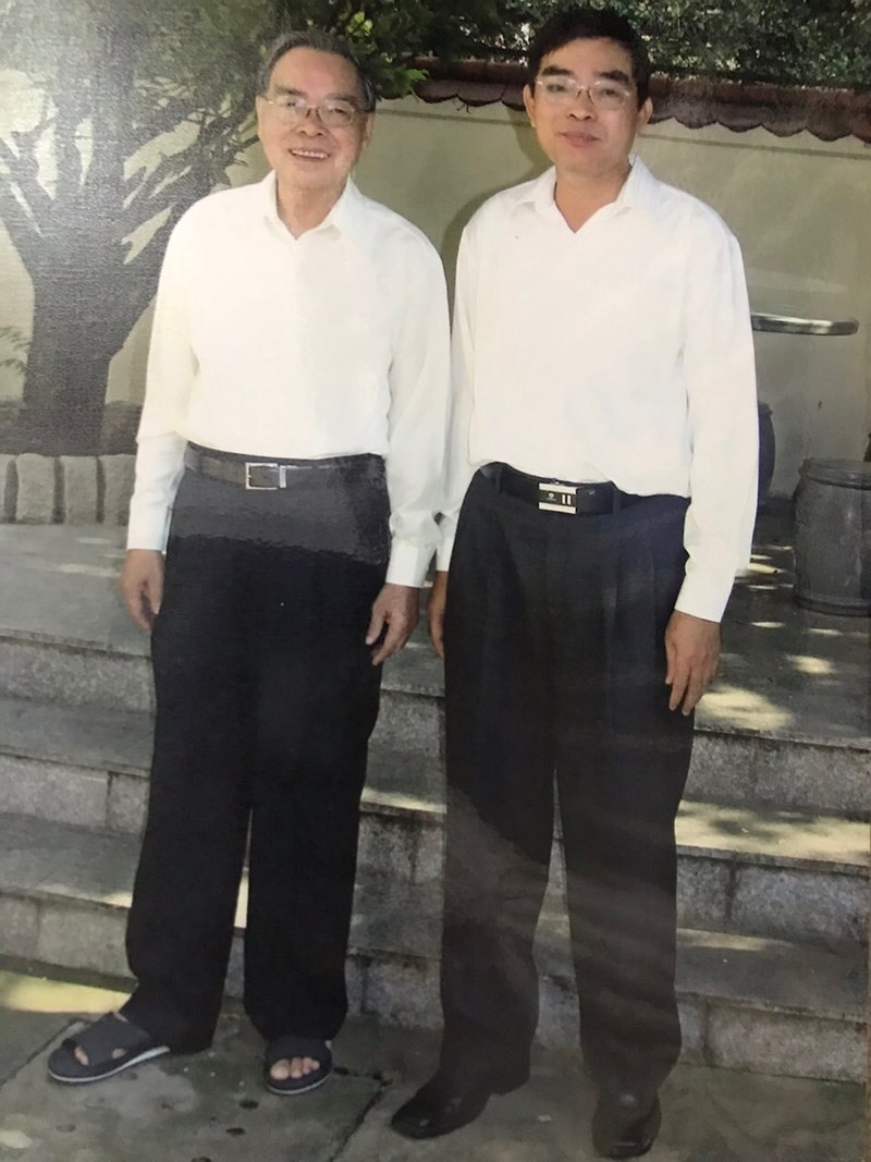 BS Cường và cố Thủ tướng Phan Văn Khải (Ảnh chụp năm 2008 do BS Cường cung cấp).