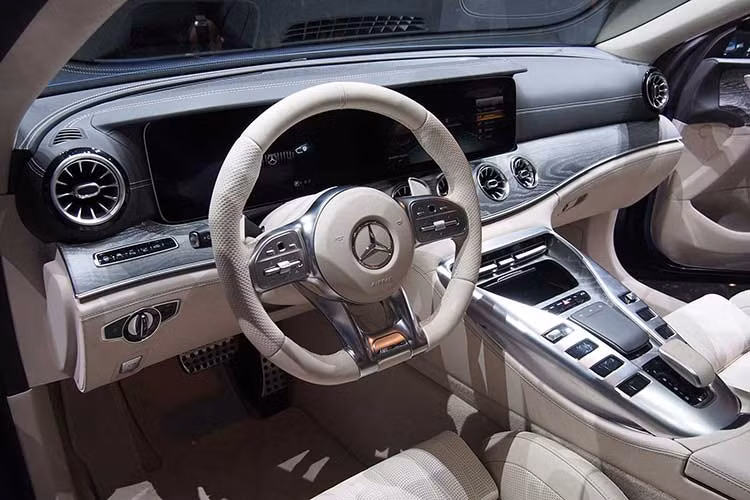 Những điểm phân biệt giữa GT 63 S và các bản thường với tùy chọn nêu trên sẽ chỉ còn là logo chữ và bộ mâm. Ngoài phần ngoại thất ấn tượng được biến đổi giống như mẫu AMG GT 63 S cao cấp nhất, bên trong của mẫu xe này cũng như hệ động lực sẽ không có gì thay đổi.