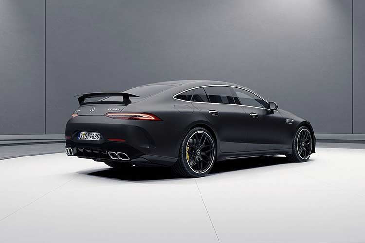 Với hệ dẫn động 4 bánh 4MATIC và hộp số tự động 9 cấp, chiếc xe có thể tăng tốc từ 0-100km/h chỉ trong 3,1 giây trước khi đạt tốc độ tối đa 320km/h. Ngoài hiệu năng ấn tượng, AMG GT 63 S 4 cửa còn có ngoại thất nổi bật và thể thao hơn các phiên bản khác.