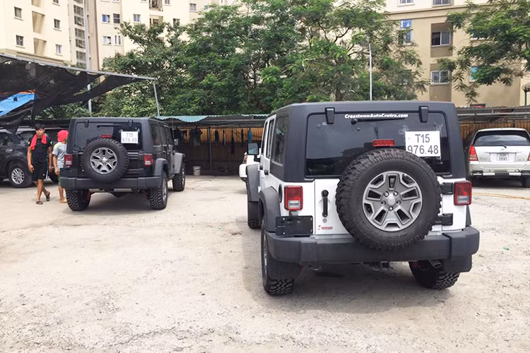 Điểm lôi cuốn ở chiếc Wrangler Unlimited Rubicon phiên bản mới còn phải kể đến mui xe cứng 3 mảnh dễ dàng tháo lắp, thùng chứa đồ phía sau tiện dụng với kiểu mở ngang. Đuôi xe thiết kế vuông vắn với 1 lốp dự phòng, cụm đèn pha tròn cổ điển trước và vuông sau không lẫn vào đâu được của dòng xe việt dã huyền thoại này.