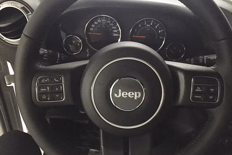 Bảng táp-lô thiết kế đơn giản với cụm 4 đồng hồ thông số. Hệ thống giải trí trên xe ddược trang bị một màn hình giải trí đa phương tiện kết nối với với các thiết bị cầm tay. chức năng điều khiển bằng giọng nói... Vô lăng xe dạng 3 chấu thể thao cũng được trang bị các nút bấm tiện ích.