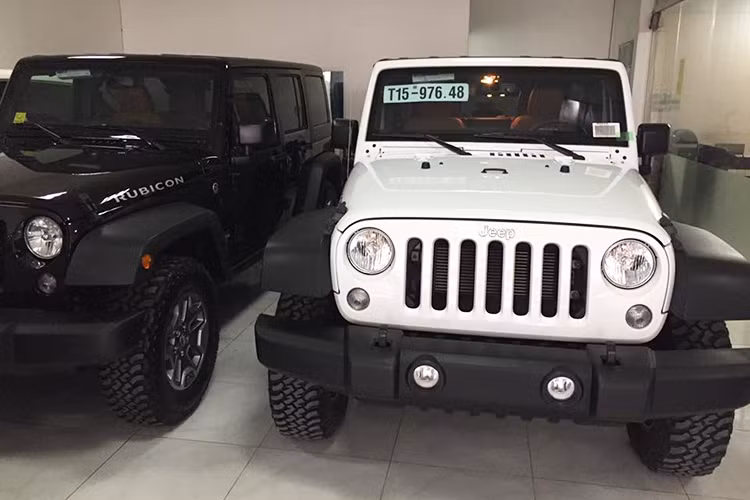 Một showroom tư nhân tại Hà Nội đã nhập khẩu về Việt Nam bộ đôi xe ôtô địa hình Jeep Wrangler Unlimited 2017. Đây là mẫu xe được phát triển dành cho thị trường thị trường Bắc Mỹ và Trung Quốc. Mẫu xe có thiết kế dạng địa hình với mầu sơn xám cùng nhiều chi tiết được thiết kế hầm hố.