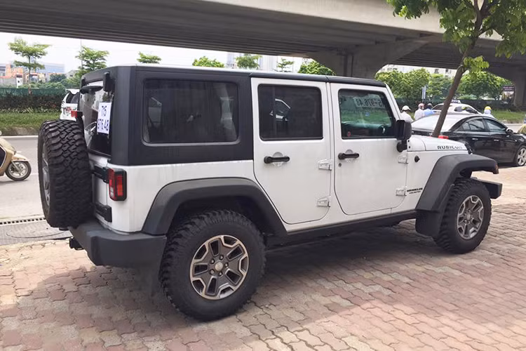 Jeep Wrangler Unlimited Rubicon 4x4 phiên bản 2017 vẫn dựa trên những tiêu chí của một chiếc xe địa hình danh tiếng theo chuẩn Mỹ: mạnh mẽ, chắc chắn, và thực dụng. Vóc dáng vuông vức với đặc điểm nhận dạng của xe cùng “thanh chắn tản nhiệt 7 khe” đặc trưng của họ nhà Jeep.