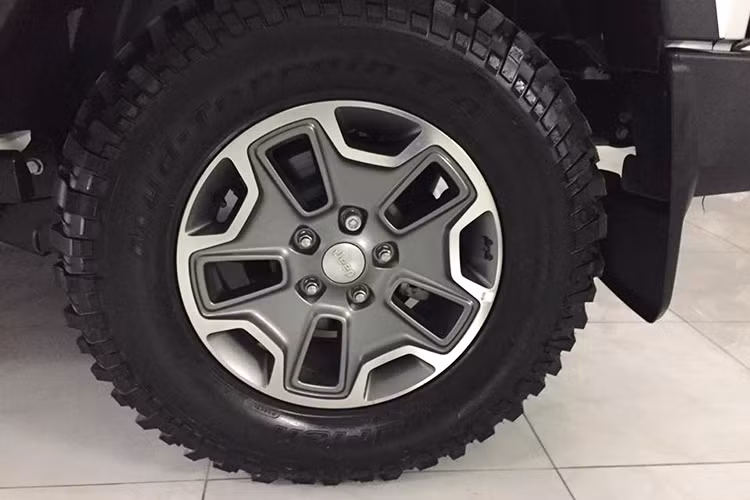 Mẫu xe địa hình Jeep sở hữu bộ vành 5 chấu kích cỡ 18 inch, lốp xe dạng địa hình. Trang bị an toàn đỉnh cao gồm hỗ trợ leo đồi (HAS); điều chỉnh tiết lưu điện tử (ETC) giúp động cơ phản ứng liên tục và tiết kiệm nhiên liệu tối đa; kiểm soát bám được (TCS), chống bó cứng phanh (ABS), hỗ trợ phanh (BA) và cân bằng điện tử (ESP)...