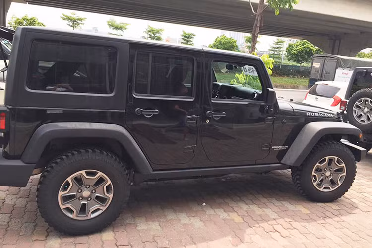 Trang bị an toàn với hệ thống cân bằng điện tử ESC, hỗ trợ khởi hành ngang dốc HSA, hệ thống kiểm soát độ bám đường TC... Được biết, khi về đến thị trường Việt Nam theo các cửa hàng nhập khẩu tư nhân - mẫu xe này sở hữu mức giá lên đến 185 ngàn USD (tương đương 4,2 tỷ đồng).