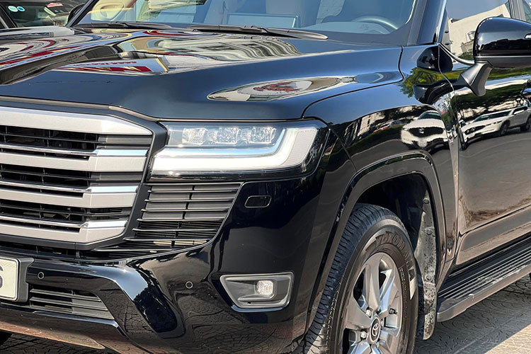 Có thể nói, với mức chênh mới hơn 1 tỷ đồng, khách Việt hoàn toàn mua được khoảng 2 xe gầm cao đa dụng như Toyota Cross, hoặc 1 chiếc xe hạng sang thương hiệu Đức. Tuy nhiên ở thời điểm hiện tại, Toyota Land Cruiser LC300 2022 mới đang "cực" khan hàng và đặc biệt khả năng giữ giá thì chắc chắn mẫu xe này là vô địch.