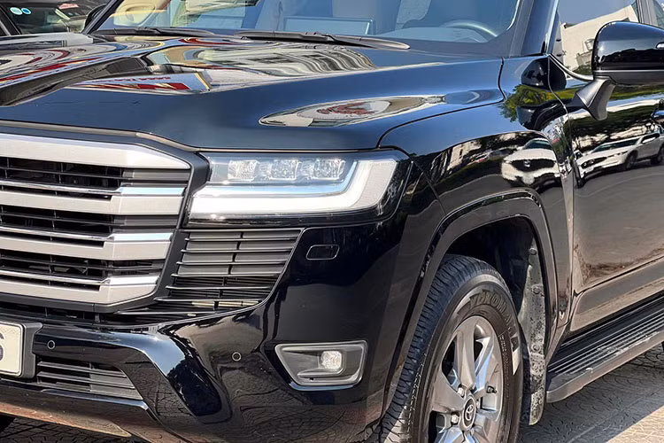 Có thể nói, với mức chênh mới hơn 1 tỷ đồng, khách Việt hoàn toàn mua được khoảng 2 xe gầm cao đa dụng như Toyota Cross, hoặc 1 chiếc xe hạng sang thương hiệu Đức. Tuy nhiên ở thời điểm hiện tại, Toyota Land Cruiser LC300 2022 mới đang "cực" khan hàng và đặc biệt khả năng giữ giá thì chắc chắn mẫu xe này là vô địch.