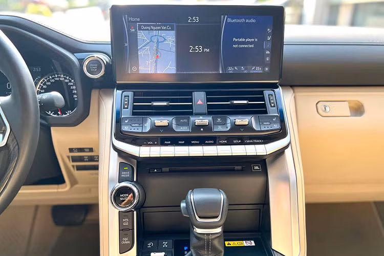 Về thiết kế, đểm nổi bật ở Land Cruiser 2022 chính là ngoại thất xe mang những đường nét khác biệt. Mẫu xe này vẫn mang kiểu dáng hình hộp nhưng gọn gàng hơn bản cũ. Trọng lượng không tải của Land Cruiser 2022 là 2.520 kg, nhẹ hơn 100 kg so với xe cũ (2.638 kg) nhờ sử dụng cấu trúc nền tảng mới giúp hạ trọng tâm xe nhưng vẫn đủ cứng cáp.