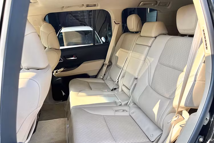 Xe không còn sử dụng động cơ xăng V8 4.6l quen thuộc mà là V6 tăng áp kép dung tích 3.5 lít cho công suất 409 mã lực và mô-men xoắn cực đại 650Nm đi cùng hệ dẫn động bốn bánh và hộp số tự động 10 cấp cùng hệ thống hỗ trợ lái xe đa địa hình Multi-Terrain Select cùng các chế độ lái theo môi trường như Dirt, Sand, Mud, Deep Snow. 