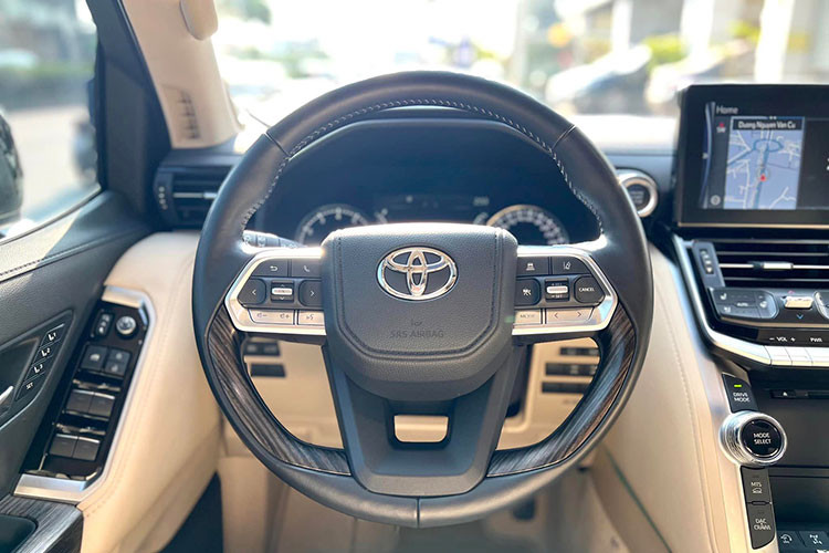 Mặc dù mức giá Toyota Land Cruiser 2022 gần 6 tỷ, quá cao so với những khách hàng bình thường. Nhưng đối với tệp khách hàng đi dòng xe này giá xe sẽ không thành vấn đề, miễn là họ có muốn sở hữu hay không. Vì từ trước đến nay, những khách hàng sở hữu Land Cruiser đều khá giả, thậm chí có thể gọi một cách dân dã là những “đại gia” hay “chủ tịch” và họ sẵn sàng chi mạnh để sở hữu xe nếu có nhu cầu.