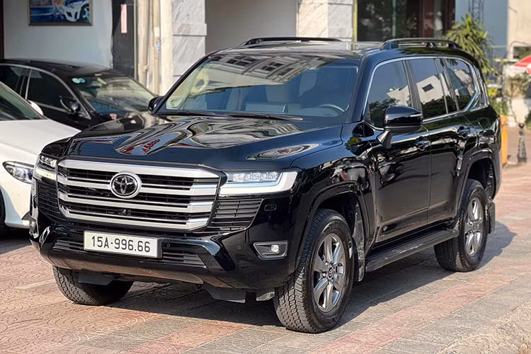 Toyota Land Cruiser 2022 tại Việt Nam (phiên bản LC 300 Series) chưa bao giờ hết “hot” vào thời điểm này. Mẫu SUV này hiện tại còn đang khan hàng trên thế giới, đến mức hãng Toyota phải lên tiếng khi đơn đặt hàng tăng cao đến mức khách hàng chờ đợi lên đến 4 năm để được nhận xe mới. Và tại Việt Nam cũng vậy, có những chiếc xe đã qua sử dụng bị "làm giá" tới cả tỷ đồng.