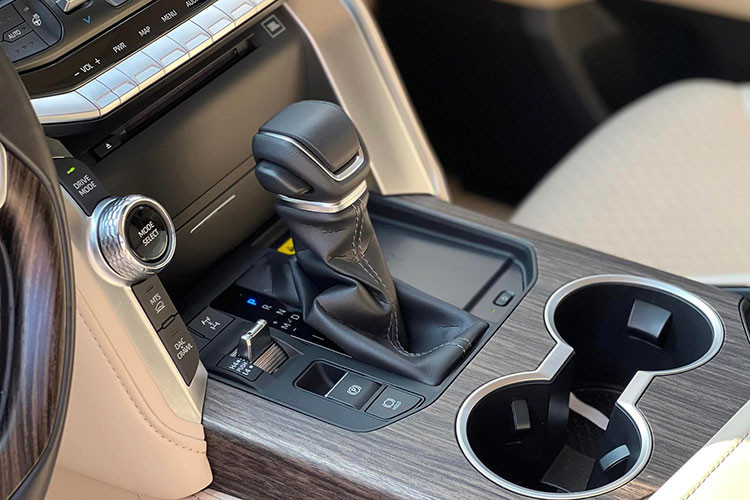 Về mặt an toàn, Land Cruiser 2022 thế hệ mới được Toyota trang bị gói an toàn Toyota Safety Sense gồm các hệ thống như cảnh báo tiền va chạm, hỗ trợ theo dõi làn đường, điều khiển hành trình chủ động và đèn chiếu xa tự động,...