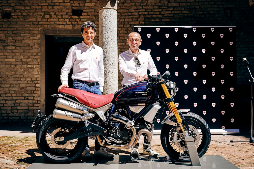 Các thành viên của Scuderia Club Italy đã được xem trước và đặt hàng mẫu xe độc quyền này, những chiếc xe sẽ về tay chủ nhân từ tháng 9/2020. Ngoài ra, khách hàng mua xe còn được tặng trang phục chạy xe, mũ bảo hiểm cổ điển Bell. Giá xe Ducati Scrambler Club Italia chưa được công bố chính thức.