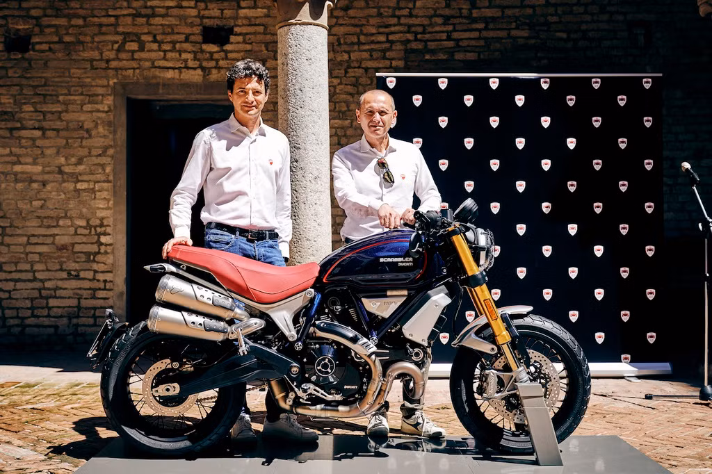 Các thành viên của Scuderia Club Italy đã được xem trước và đặt hàng mẫu xe độc quyền này, những chiếc xe sẽ về tay chủ nhân từ tháng 9/2020. Ngoài ra, khách hàng mua xe còn được tặng trang phục chạy xe, mũ bảo hiểm cổ điển Bell. Giá xe Ducati Scrambler Club Italia chưa được công bố chính thức.