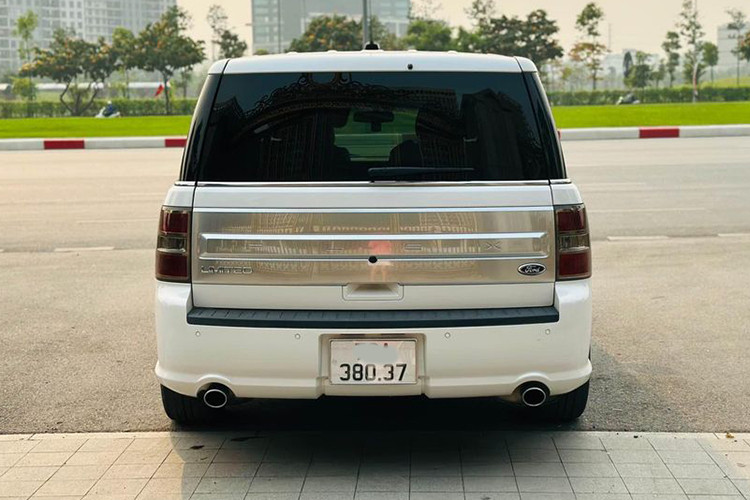 Mâm xe là loại đa chấu kích thước 19 inch đi kèm lốp 235/55. Chính giữa đuôi xe là 1 thanh kim loại bản to gắn logo Ford, dòng chữ Flex lớn và tên phiên bản Limited. Cụm đèn hậu được thiết kế vuông với viền ốp kim loại mạ crôm, hệ thống ống xả đơn đặt đối xứng 2 bên. 